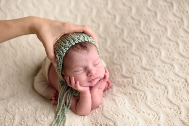 manuseio do bebê posições seguras conforto e posicionamento do bebê estúdio de fotografia newborn fotógrafa especializada em bebês recém-nascidos importância da ABFRN associação de fotógrafos recém-nascidos