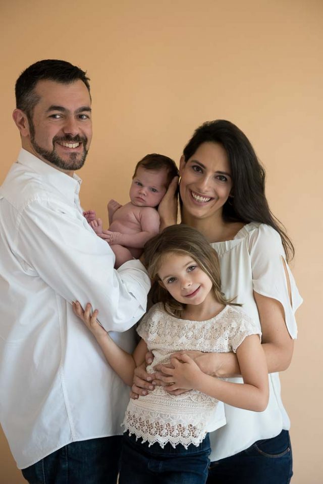 ensaio de família em estúdio de fotografia em sp com fundo amarelo e roupas brancas