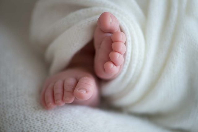 detalhe do pé de bebê recém-nascida em ensaio newborn no estúdio fotográfico laura alzueta em São Paulo