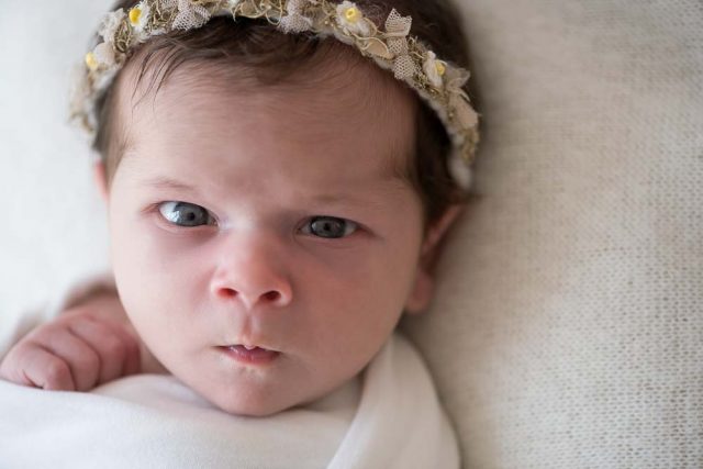 caretinha de bebê recém-nascida em ensaio newborn no estúdio fotográfico laura alzueta em São Paulo
