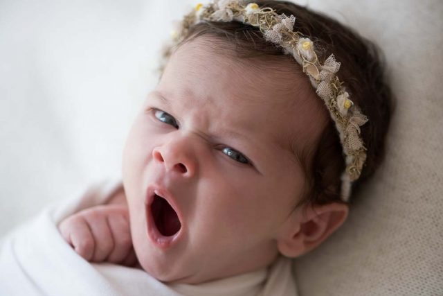 bebê bocejando em ensaio newborn no estúdio fotográfico laura alzueta em São Paulo