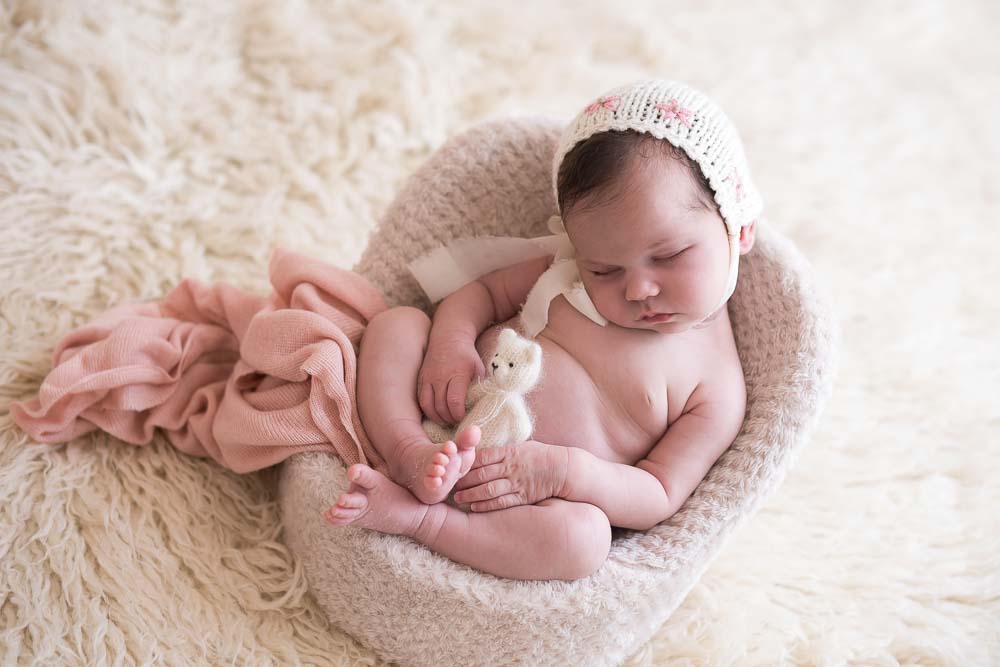recém-nascida em ensaio newborn no estúdio fotográfico laura alzueta em São Paulo