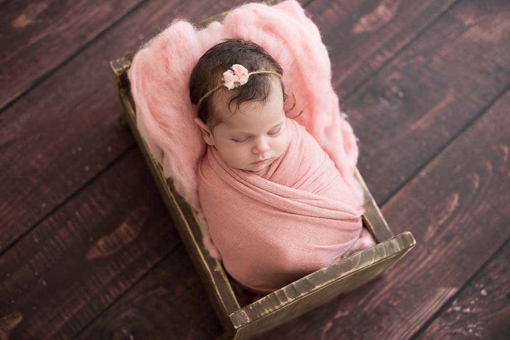 dicas de uma obstetra sobre o puerpério foto de recém-nascida em ensaio newborn no estúdio fotográfico laura alzueta em São Paulo