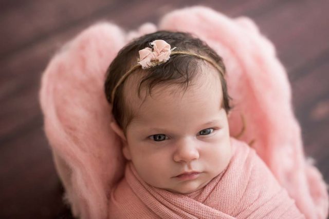 recém-nascida com arco na cabeça em ensaio newborn no estúdio fotográfico laura alzueta em São Paulo