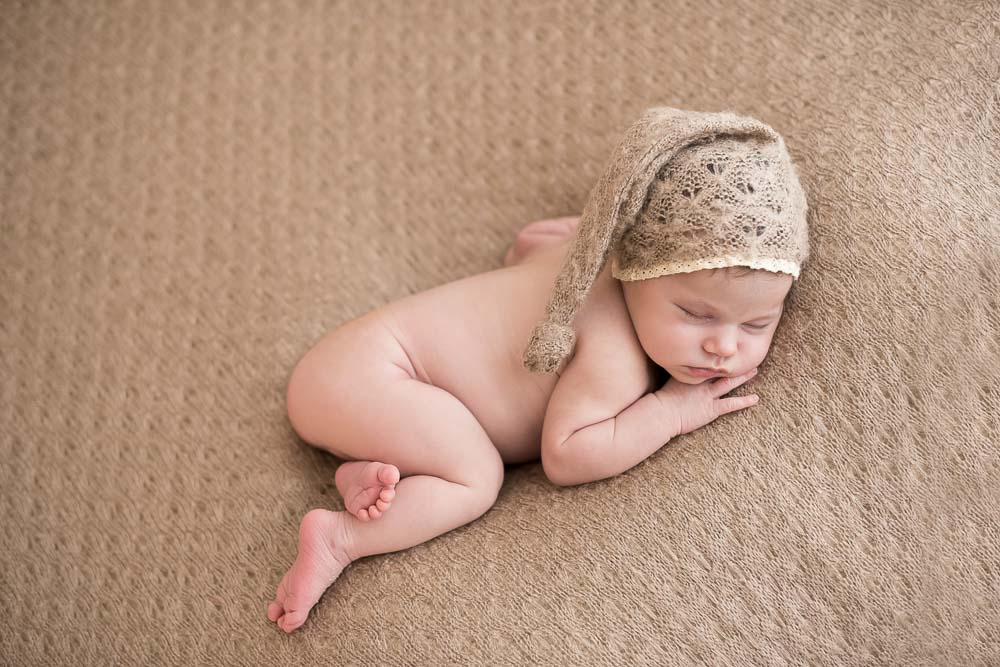 dúvidas das mães sobre ensaio newborn e puerpério obstetra esclarece recém-nascida em ensaio newborn no estúdio fotográfico laura alzueta em São Paulo