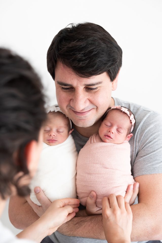 ensaio newborn com gêmeos fotografia clean com mãe pai e filhos em estudio fotográfico fotógrafa laura alzueta