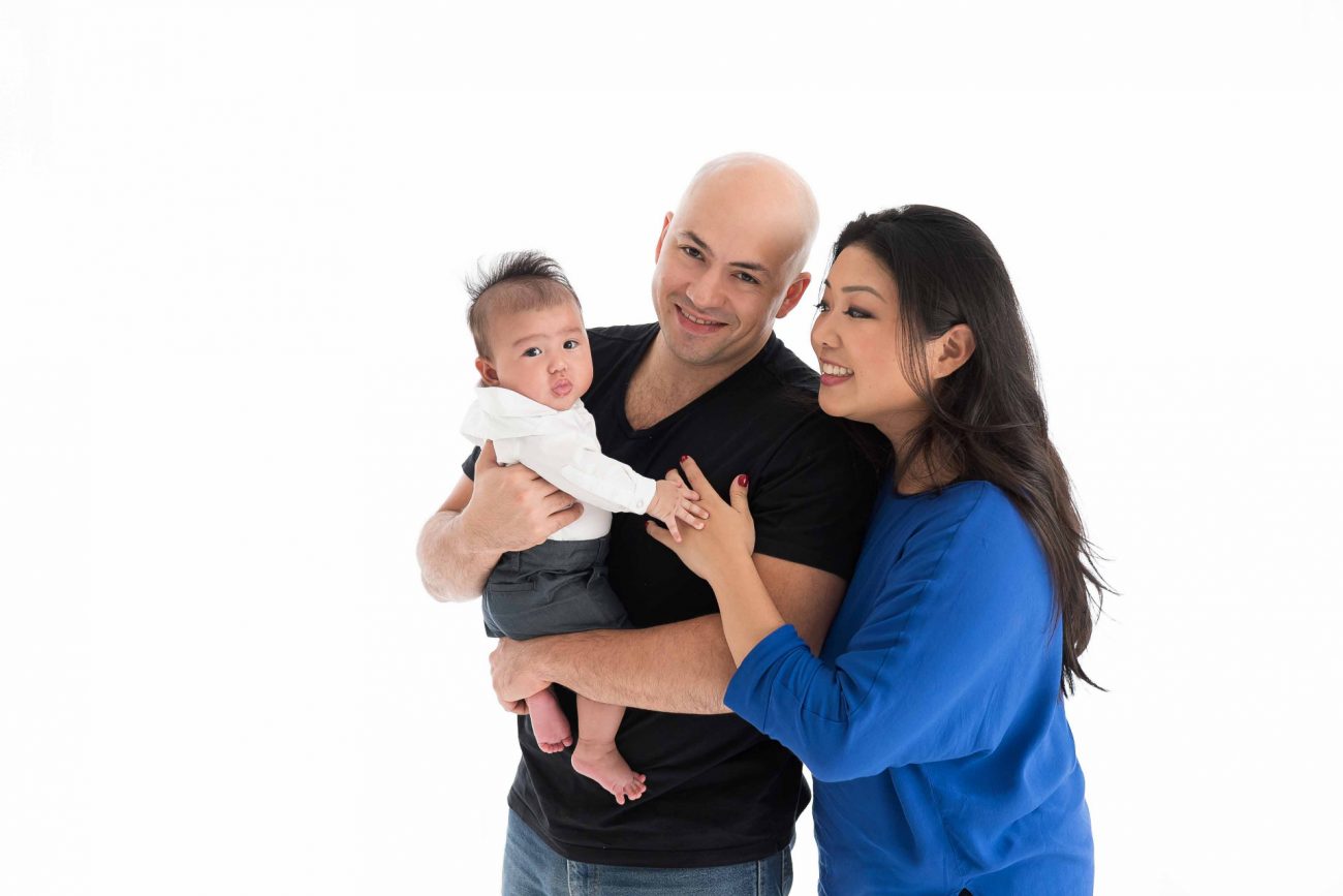 família pai mãe e bebê em sessão de fotos de acompanhamento de bebês em estúdio fotográfico são paulo