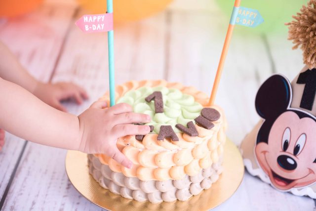 aniversário de 1 ano smash the cake família pai mãe e bebê em sessão de fotos de acompanhamento de bebês em estúdio fotográfico são paulo