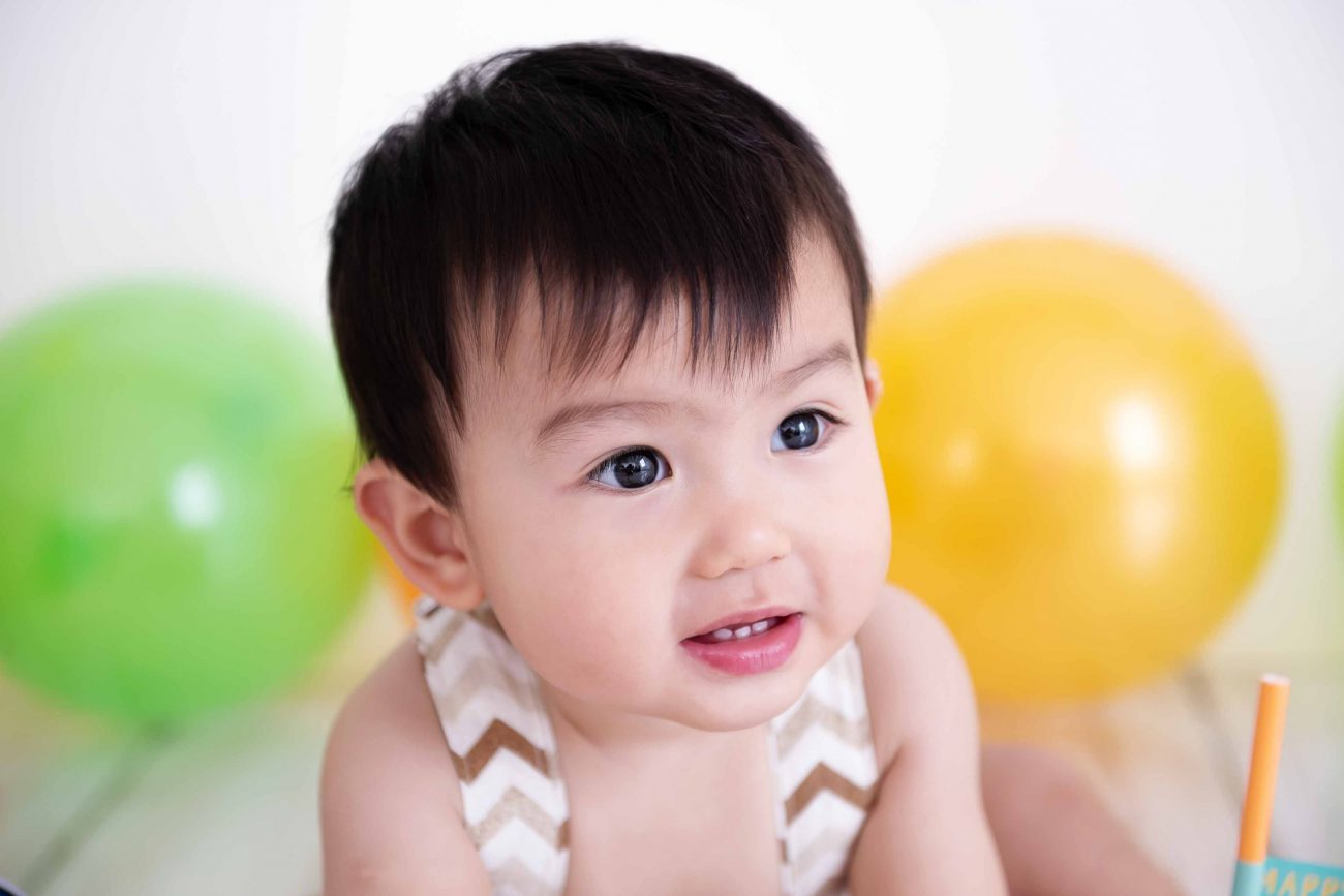 bebê japinha japonês aniversário de 1 ano smash the cake bebê em sessão de fotos de acompanhamento de bebês em estúdio fotográfico são paulo