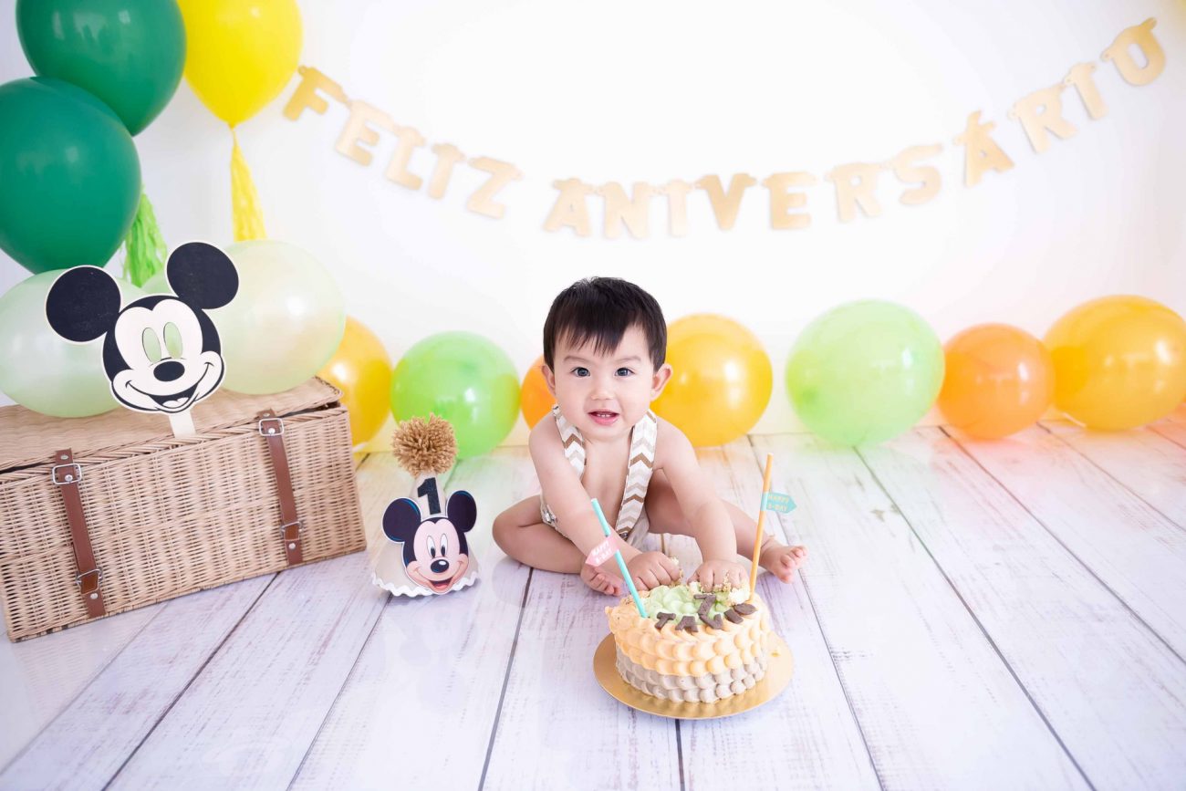 aniversário de 1 ano smash the cake família pai mãe e bebê em sessão de fotos de acompanhamento de bebês em estúdio fotográfico são paulo