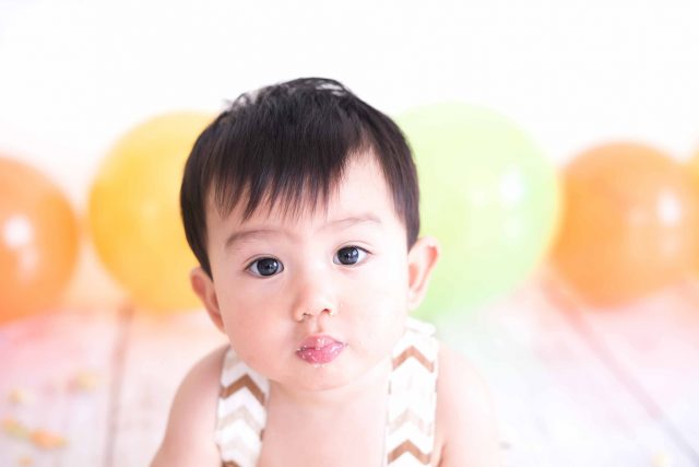 bebê japinha japonês aniversário de 1 ano smash the cake bebê em sessão de fotos de acompanhamento de bebês em estúdio fotográfico são paulo