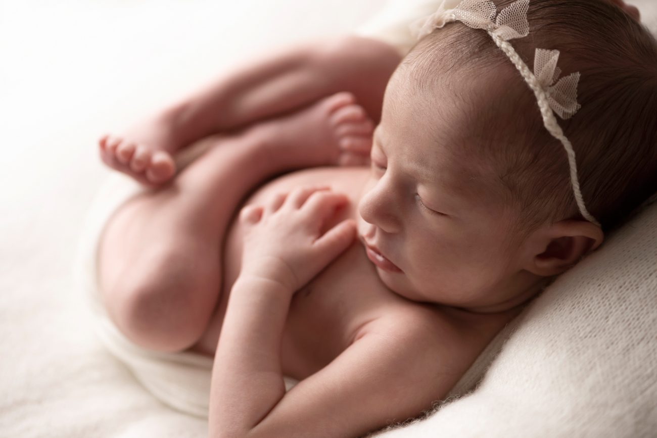 dicas de fotos de acompanhamento de bebês fotografia de menina recém-nascida newborn fotógrafa laura alzueta