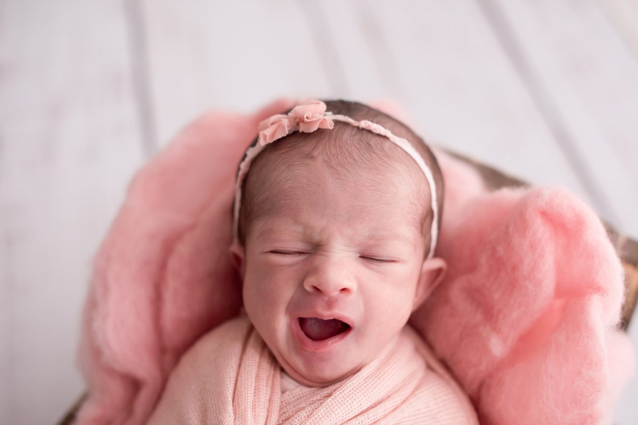 fotos de acompanhamento de bebês fotografia de menina recém-nascida newborn fotógrafa laura alzueta