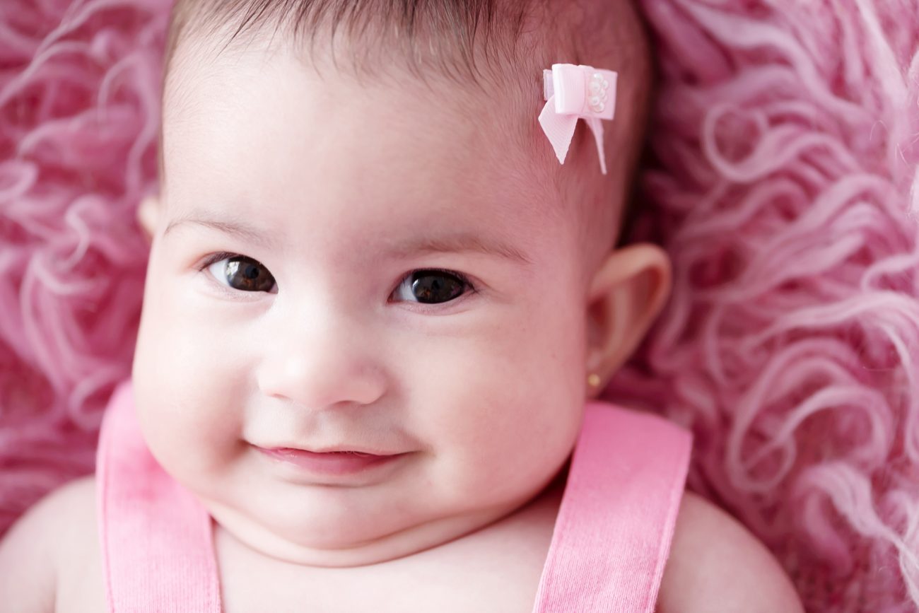 acompanhamento de bebês fotografia de menina com 3 meses fotógrafa laura alzueta