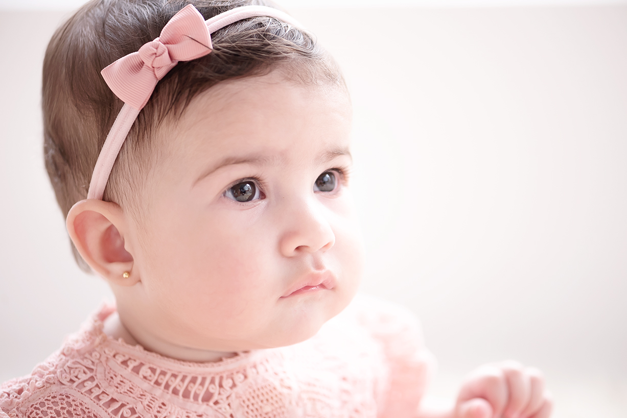 acompanhamento de bebês fotografia de menina com 6 meses fotógrafa laura alzueta
