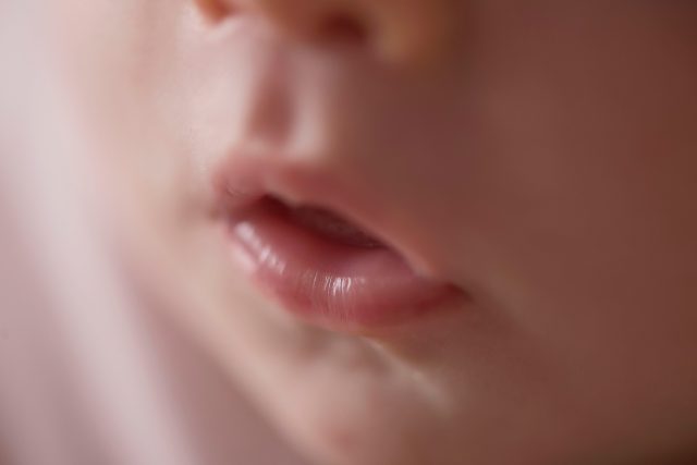 foto de detalhe da boca de bebê recém-nascida quais as poses mais comuns em um ensaio newborn