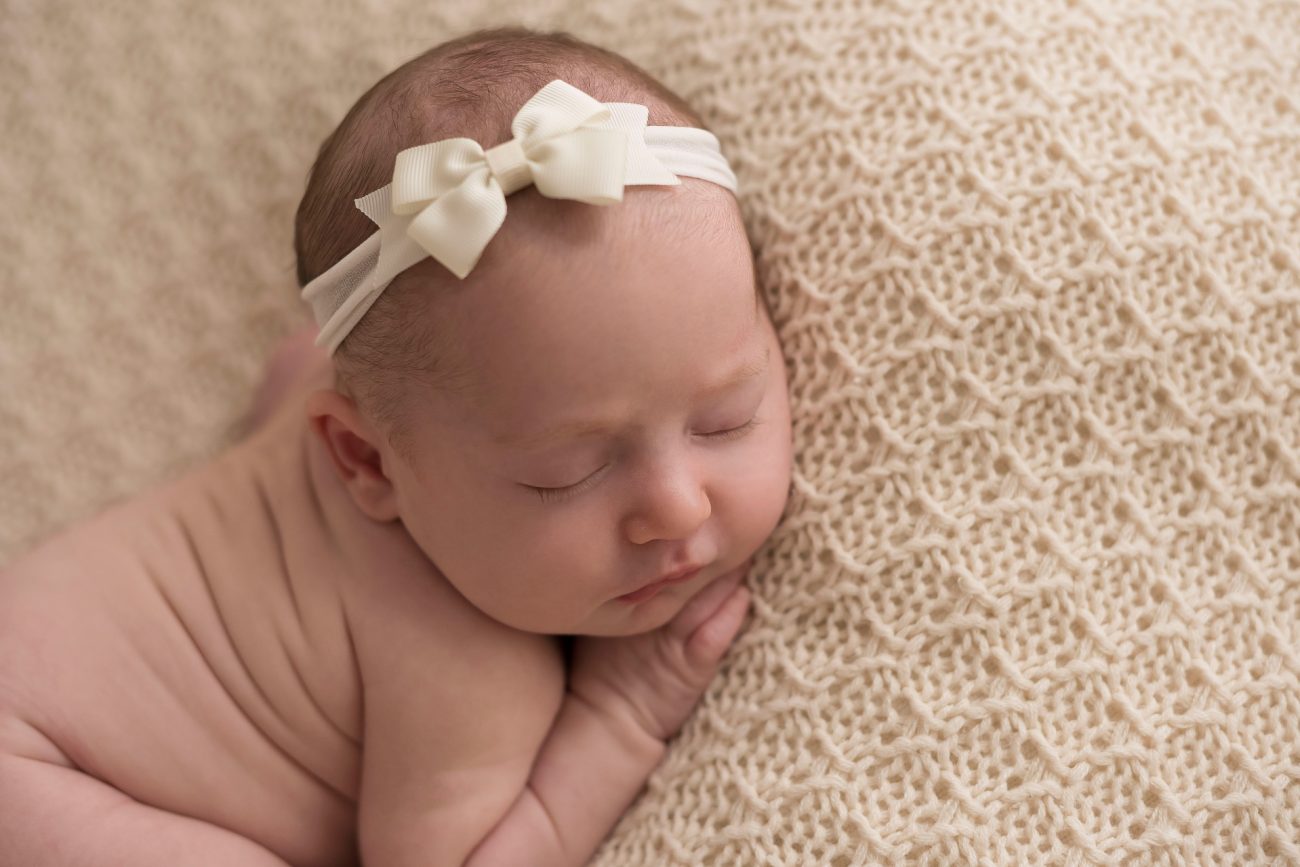 poses mais comuns para fotos newborn menina com laço em pose no puff fotos de recém-nascida
