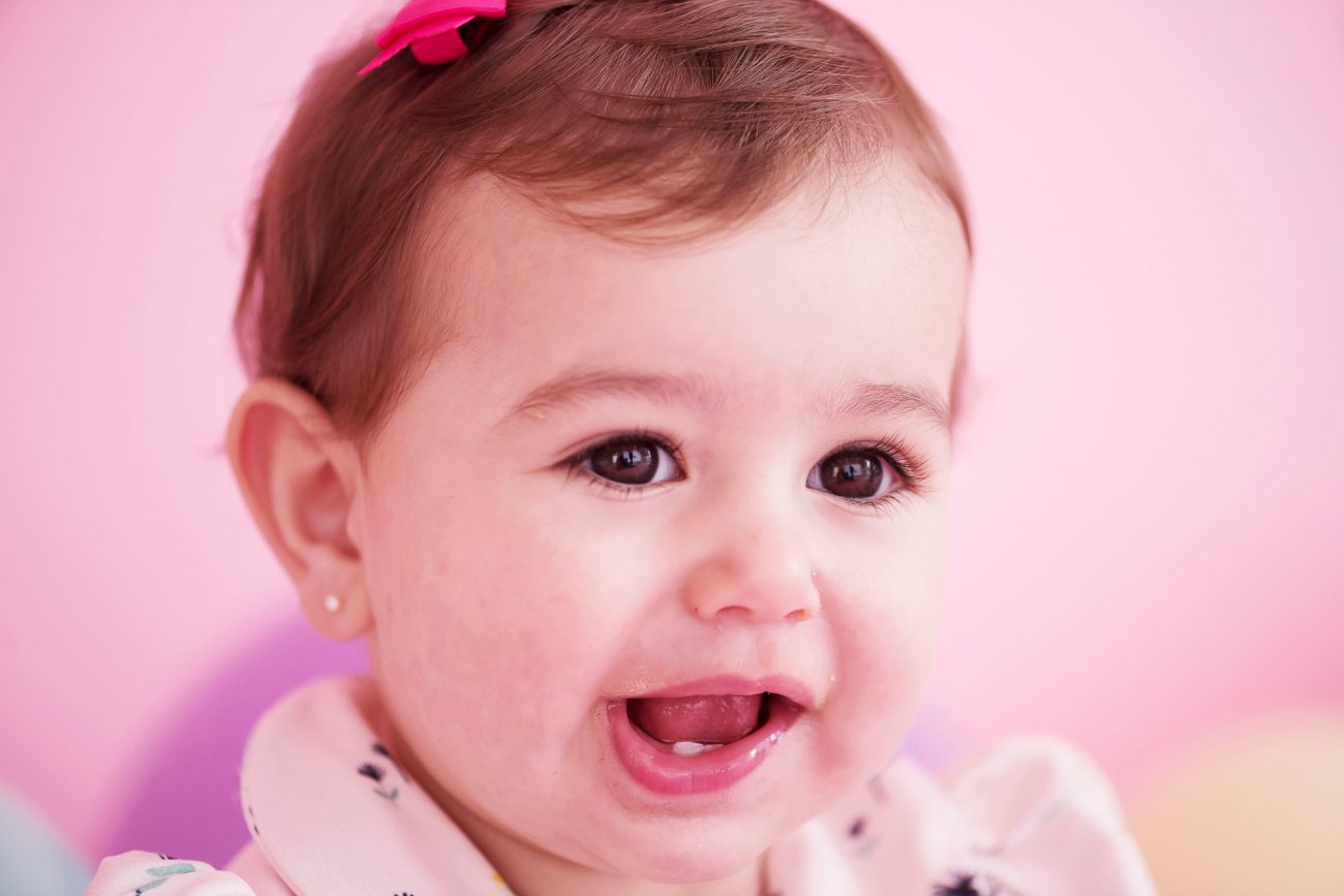 bebê de um ano sorrindo smash the cake laura alzueta estúdio de fotografia são paulo ensaio de fotos de aniversário de 1 ano de bebê menina