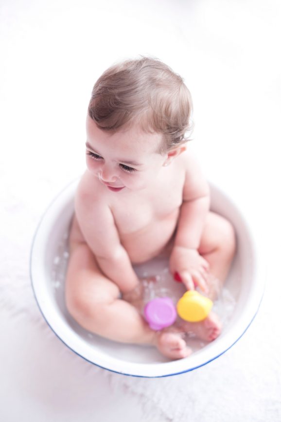criança tomando banho com sabonetes em banheira infantil smash the cake laura alzueta estúdio de fotografia são paulo ensaio de fotos de aniversário de 1 ano de bebê menina