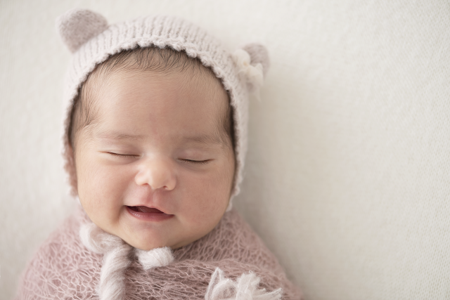 bebê recém-nascida fofa sorrindo com touca de ursinho caretas de recém-nascidos fotos de bebê sorrindo no estúdio de fotografias laura alzueta zona oeste de são paulo pinheiros