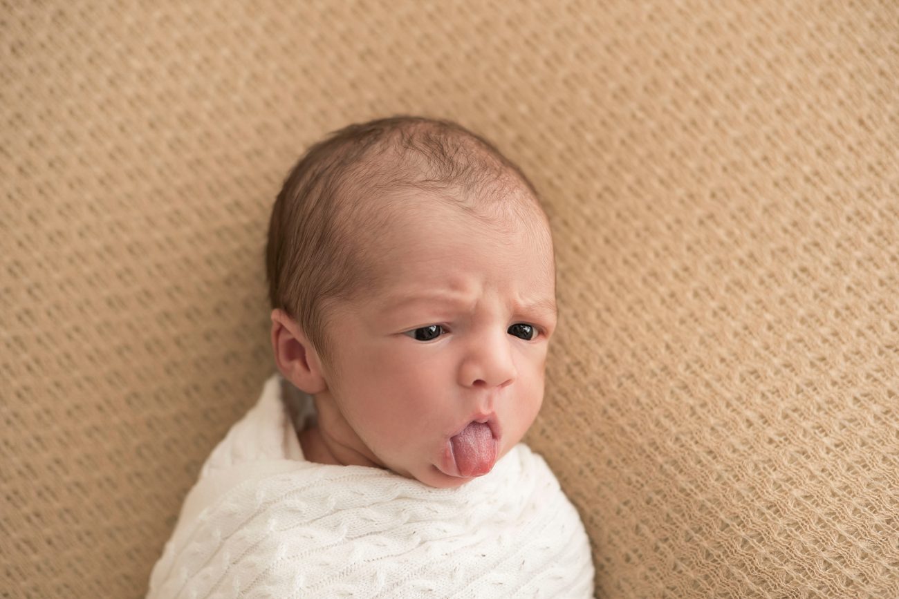 bebe recem nascido tirando a lingua