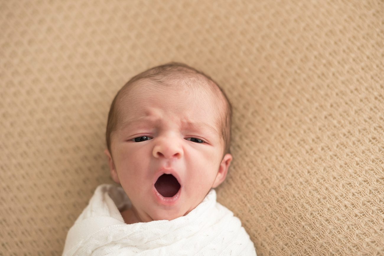 bebe recem nascido bocejando