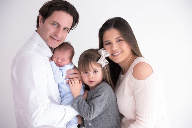 ensaio newborn com irmãos família posa para fotos profissionais por laura alzueta estúdio na zone oeste de São Paulo