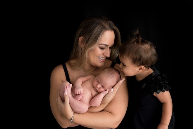 mãe e filhas em ensaio newborn com irmãos fotos laura alzueta
