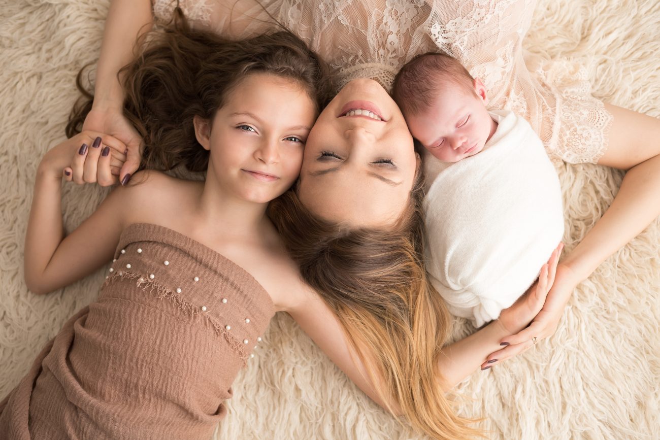 mãe e filhas em ensaio newborn com irmãos fotos laura alzueta