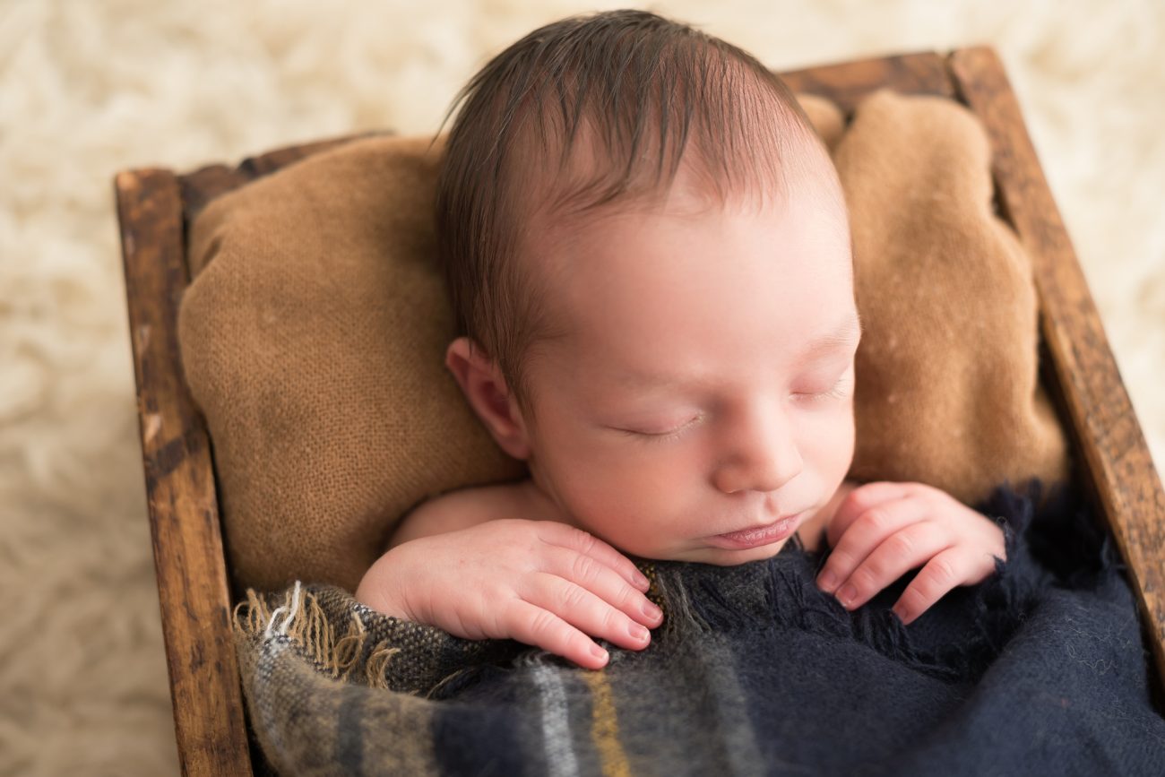 foto de bebê menino com manta xadrez composição de cores neutras newborn de menino laura alzueta