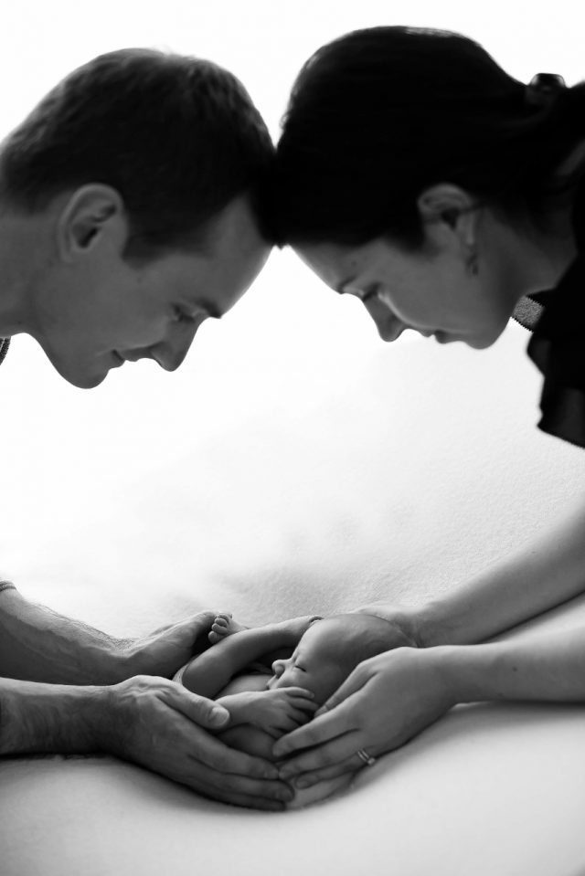 pai e mãe com bebê recém nascido fotos de ensaio newborn de menino composição fotografia laura alzueta são paulo