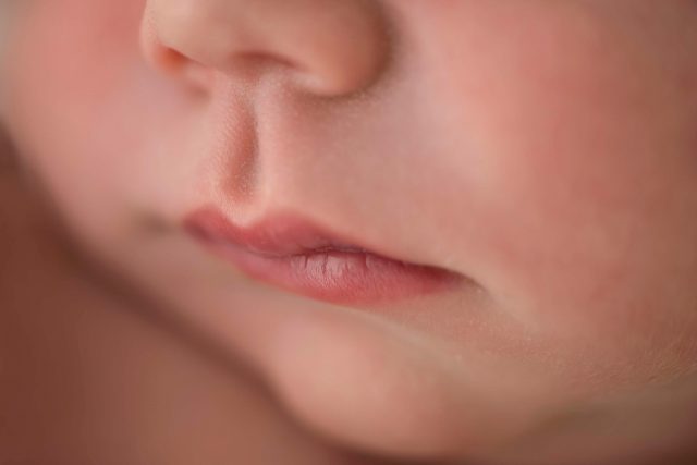 foto macro de boca de bebê recém nascido fotos de ensaio newborn de menino composição fotografia laura alzueta são paulo