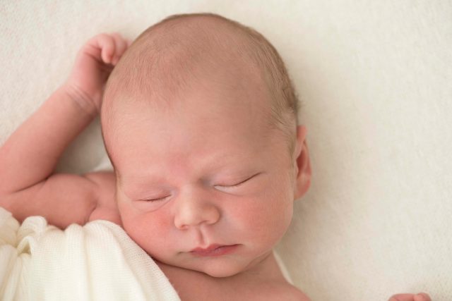 foto de menino enrolado no wrap fotos de ensaio newborn de menino composição fotografia laura alzueta são paulo