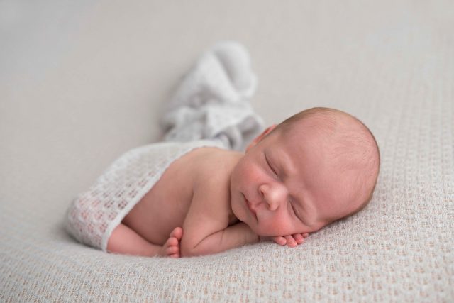 bebê recém nascido menino enrolado em wrap branco fotos de ensaio newborn de menino composição fotografia laura alzueta são paulo