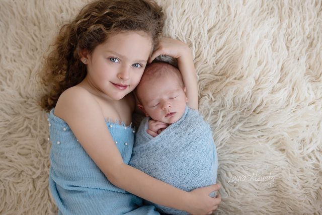ensaio newborn com irmã fotos laura alzueta estúdio de fotografia pinheiros sp