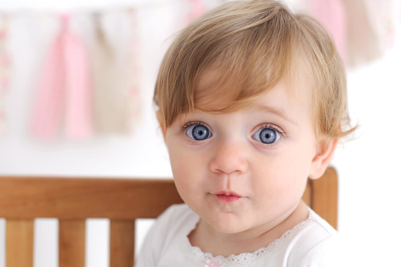 bebê com olho azul smash the cake em estúdio de fotografia laura alzueta pinheiros sp fotos de primeiro ano de bebê