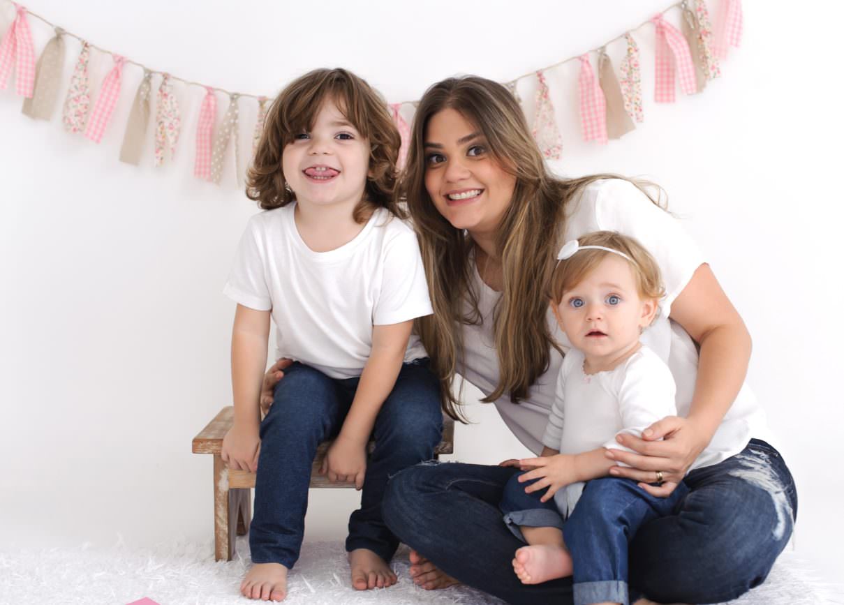 foto de mãe com filhas smash the cake em estúdio de fotografia laura alzueta pinheiros sp fotos de primeiro ano de bebê