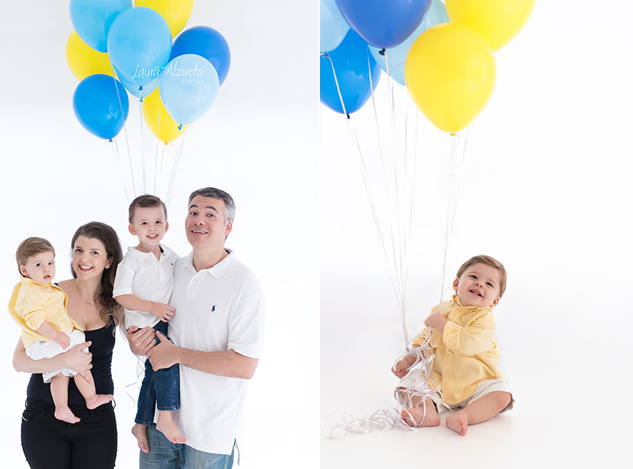 ensaio infantil fotos de 1 ano com balões azuis e amarelos fotos com os pais estúdio fotográfico laura alzueta