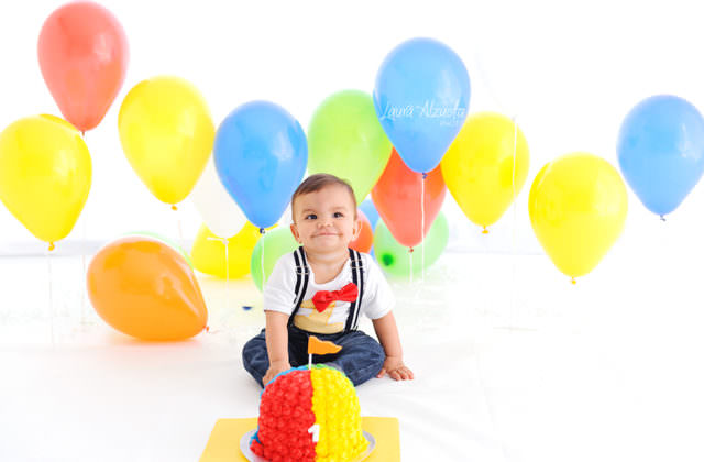 festa infantil temática circo divertida com balões coloridos em ensaio Smash the Cake em fotos de aniversário de bebê estúdio fotográfico laura alzueta