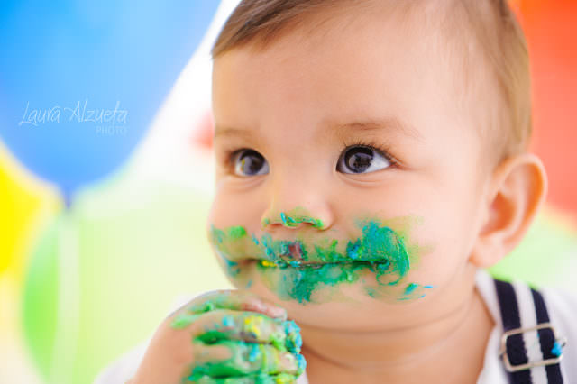 menino sujo de bolo em ensaio Smash the Cake em fotos de aniversário de bebê estúdio fotográfico laura alzueta