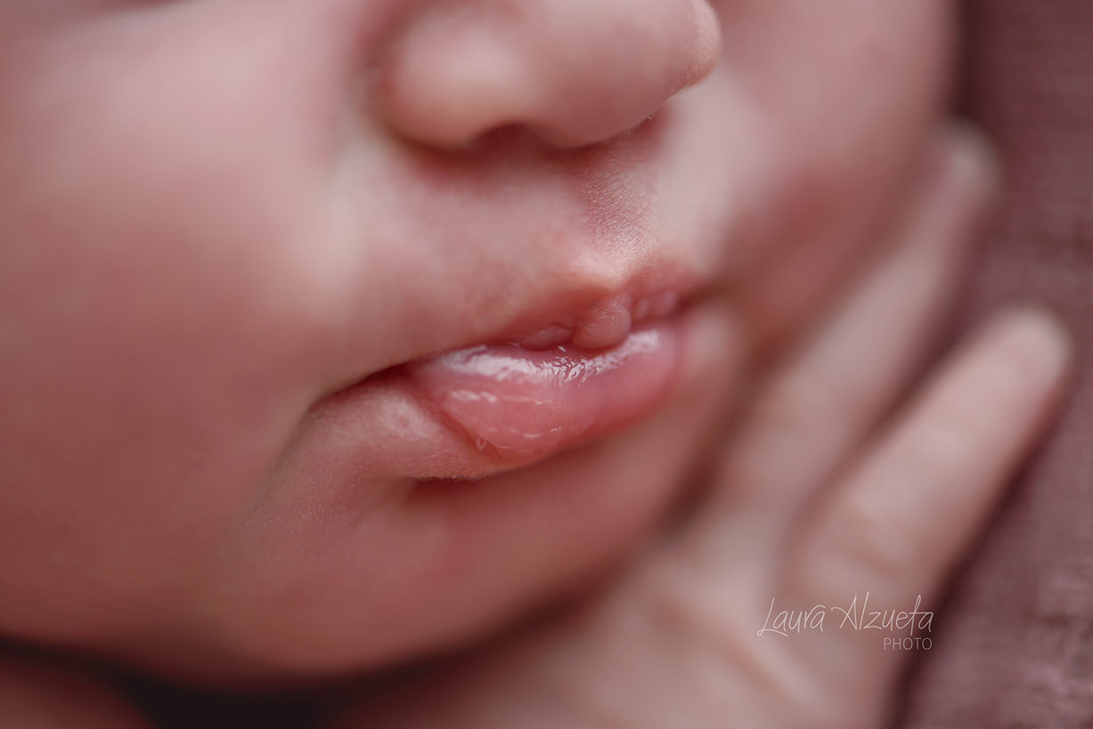 detalhe de boca de bebê fotos de bebê em estúdio luz natural curso de fotografia newborn workshop de fotografia newborn são paulo pinheiros sp
