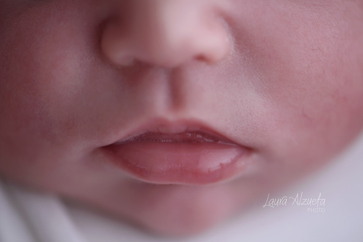 detalhe de boca de bebê fotos de bebê em estúdio luz natural curso de fotografia newborn workshop de fotografia newborn são paulo pinheiros sp