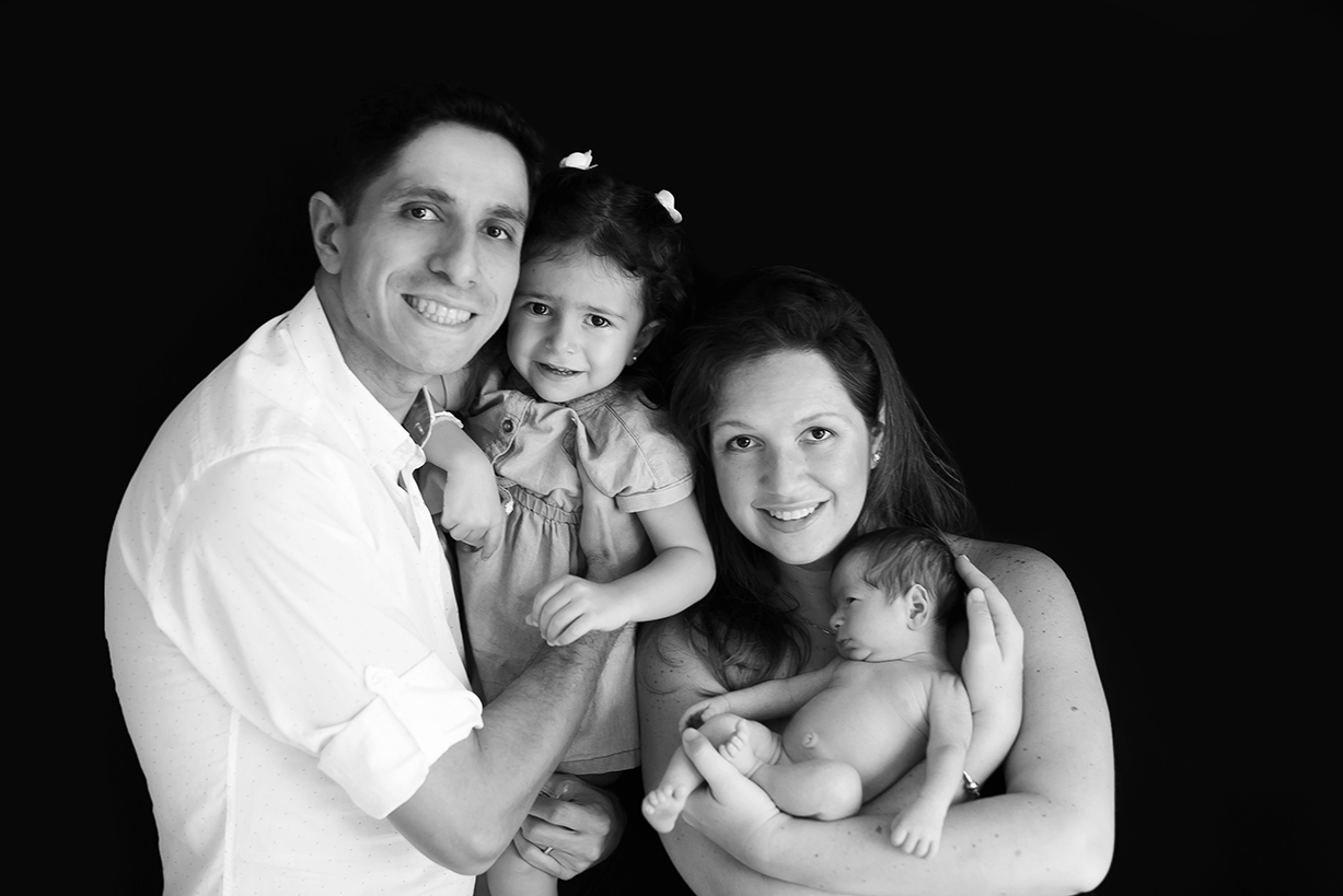 foto de familia com recem nascido em estudio de fotografia zona oeste pinheiros vila madalena sp fotografa laura alzueta