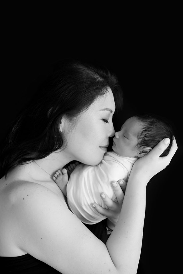 mãe e bebê carinho foto preto e branco recem nascido fotos profissionais sp fotografia newborn zona oeste sp laura alzueta