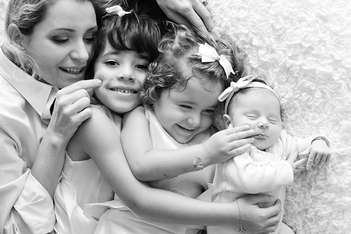 foto de mãe com filhas mamãe e bebê fotos fofos de família fotógrafa laura alzueta sp a foto da minha vida