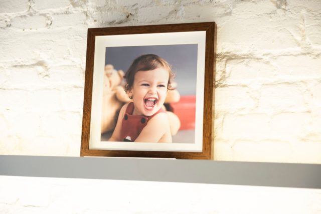 foto de criança quadro de foto de bebê estúdio laura alzueta sp pinheiro zona oeste de são paulo fotógrafa de família e newborn