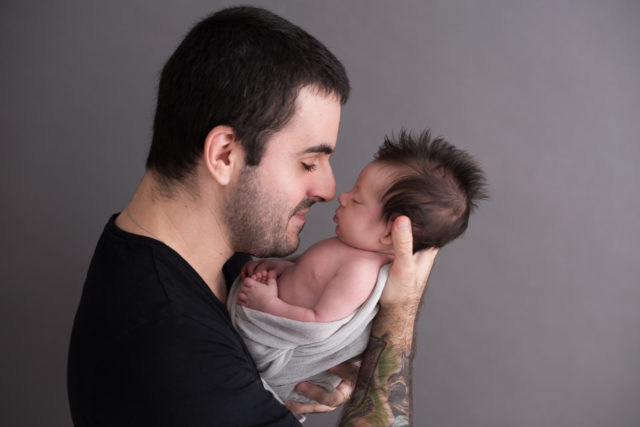 pai beijando bebê cabelo arrepiado presente para pais dias dos pais fotografia com pais e filhos fotografa de familia sao paulo sp laura alzueta