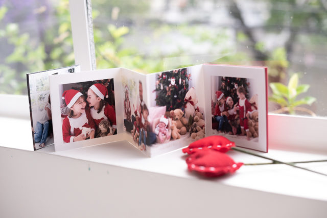 ensaio natalino lembranças de natal presentes ensaio de natal com fotos de família em estúdio fotógrafa sp laura alzueta