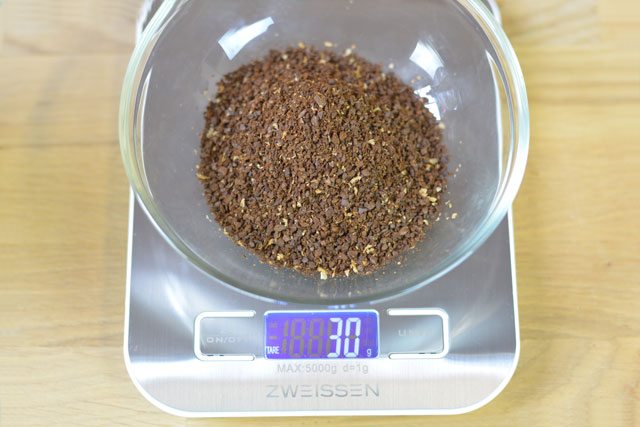 Grosche-Zweissen-Scale-weighing-30-grams-of-ground-coffee-GROSCHE-640