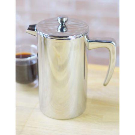 grosche-Dublin-double-walled-stainless-steel-french-press-with-coffee-cup-close-up